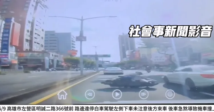 汽車急閃車門開啟，卻撞飛騎士。翻攝社會事新聞影音