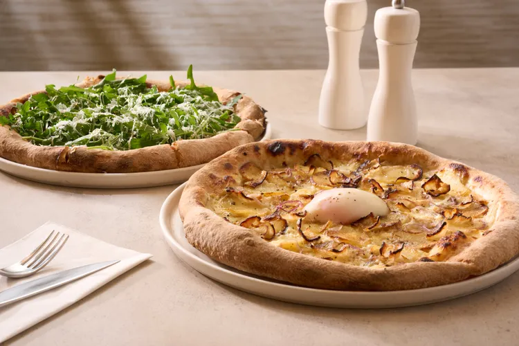 不能錯過ALT & STONE的Pizza。酸種麵糰製成的農夫派，是少見的白醬Pizza。業者提供