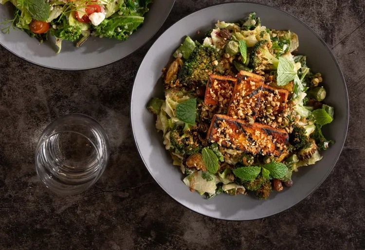 SALT&STONE南港限定「香料芝麻豆腐沙拉」，蔬菜層層堆疊，最上方放上雙面煎烤的板豆腐，清爽滋味蔓延口中。業者提供
