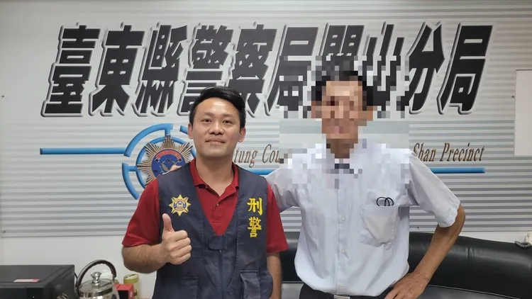 關山分局偵查隊與家屬。警方提供