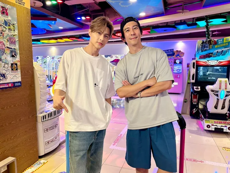 修杰楷（右）在跳舞機環節慘輸王子。《修TIME》提供