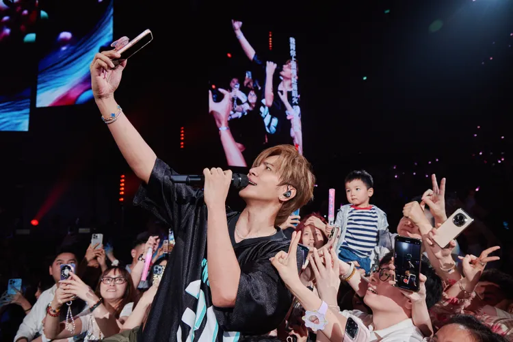 羅志祥寵粉與粉絲玩自拍。棋人娛樂製作Chessman提供