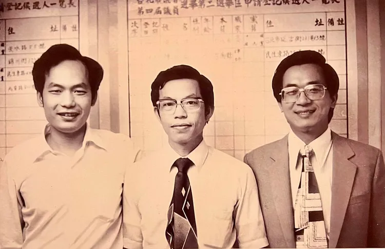 陳水扁指出，照片是黨外三劍客聯袂登記市議員選舉後的合影。陳水扁臉書