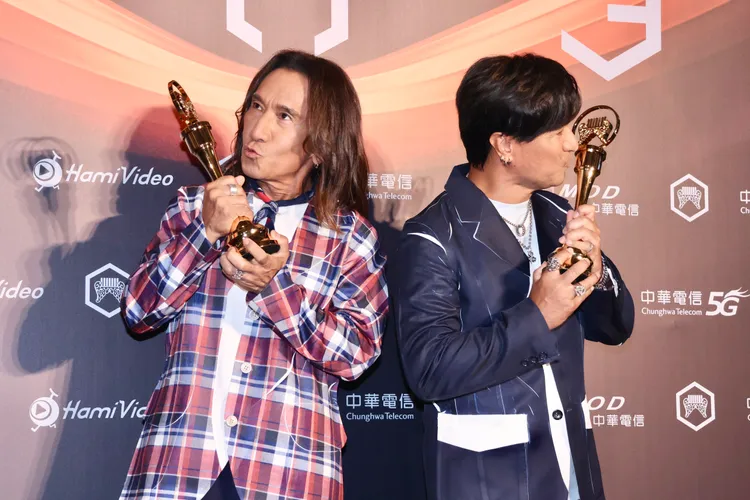 顏志琳（左）、尤秋興開心親吻講座。攝影中心攝