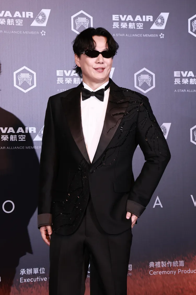 蕭煌奇挑戰第5座歌王，一襲珠繡黑色正裝，配戴GENTLE MONSTER墨鏡。彭欣偉攝