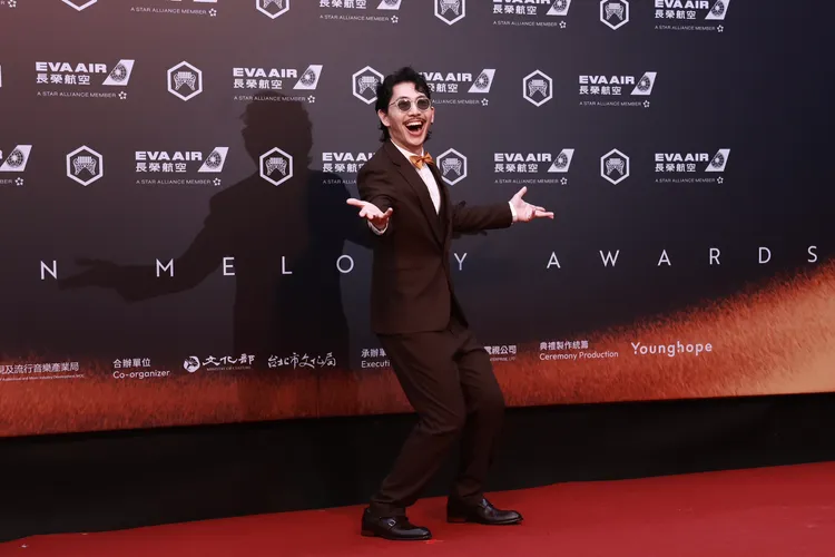 角逐台語歌王的FunkyMo造型呼應曲風，走復古路線。彭欣偉攝