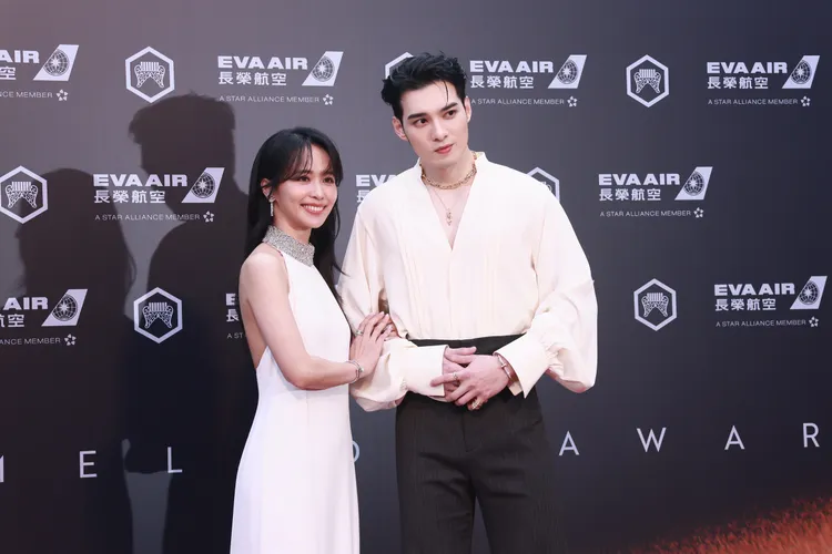 陳明珠（左）與黃偉晉主持第36屆金曲獎星光大道。彭欣偉攝