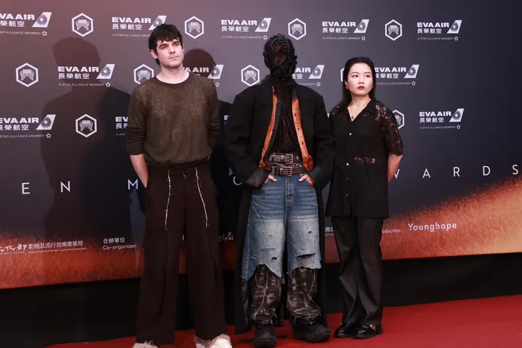 自動鮪魚（中）頭套造型奇特。彭欣偉攝