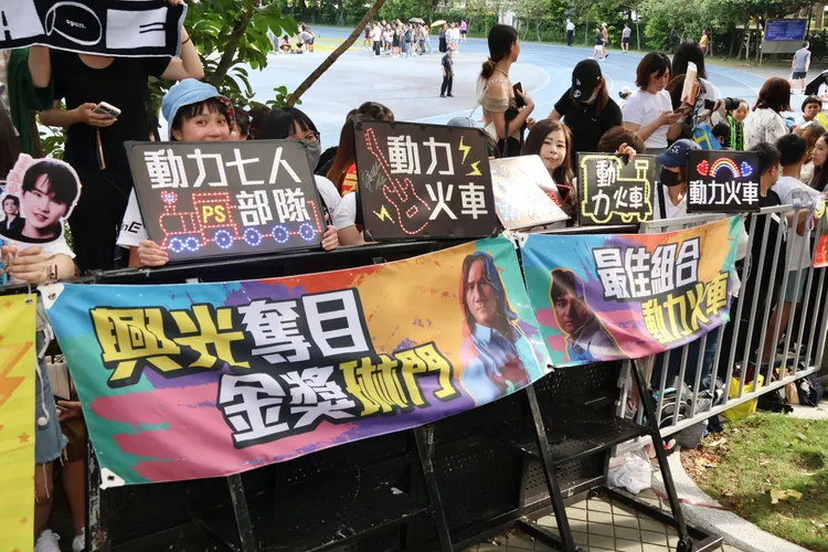 動力火車粉絲有備而來。莊宗達攝