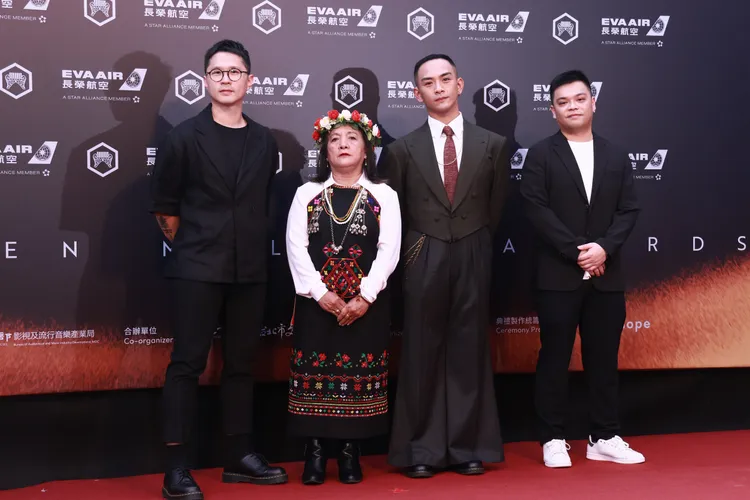 孔亞明（右二）入圍最佳原住民歌手獎，洪子龍（左）入圍年度專輯獎、最佳原住民語專輯獎。彭欣偉攝