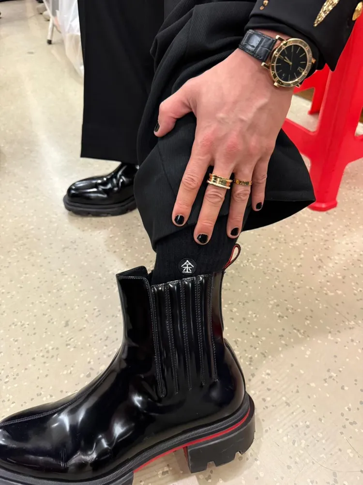 Toro特別穿了一件金色鑲邊的西裝，還穿了幸運內褲與寫金字的襪子。相信音樂提供