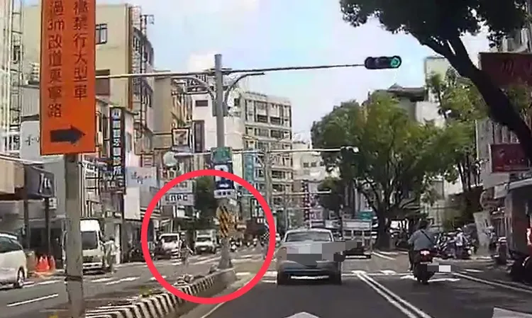 警方指出行人已違法可開罰，但駕駛仍須禮讓，否則遭檢舉也會吃上罰單。取自YT