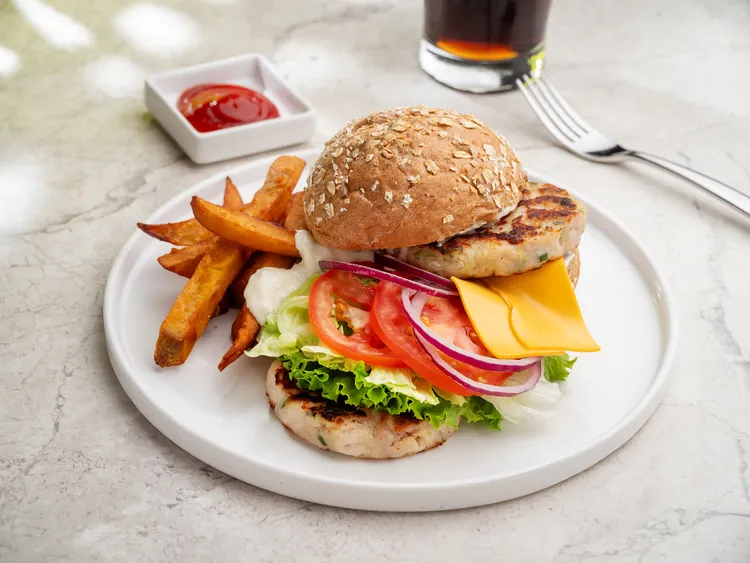 「逸起放暑假」夏季國人住房專案，賓客可於La Salle森酒吧，選擇八月限定推出的「旗魚起司漢堡」。圖/台北中山九昱希爾頓逸林酒店提供