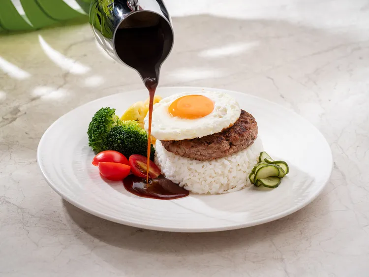 「濃香肉汁牛肉漢堡太陽蛋飯」，保留夏威夷經典料理洛可摩可「白飯、漢堡排、肉汁與煎蛋」的黃金組合並優化升級，是七月限定的餐點。台北中山九昱希爾頓逸林酒店提供
