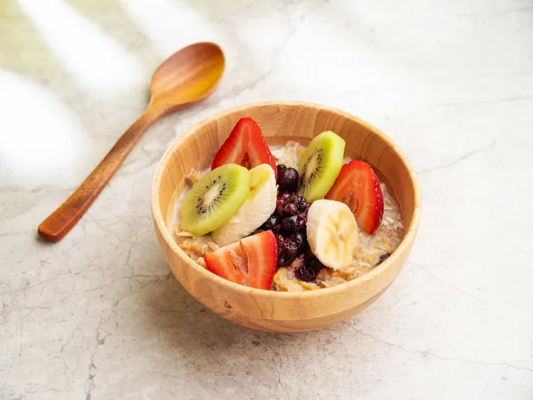 「綜合莓果燕麥水果碗」色澤繽紛，口感清爽，作為正餐或點心都很適合。台北中山九昱希爾頓逸林酒店提供