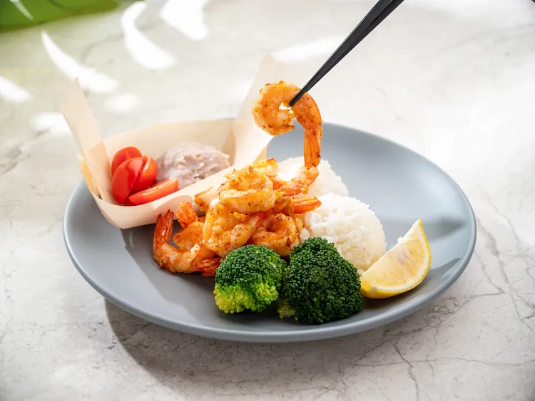 「逸起放暑假」夏季國人住房專案，賓客亦可於La Salle森酒吧選擇八月限定推出的「香蒜鳳尾蝦香料飯」。圖/台北中山九昱希爾頓逸林酒店提供