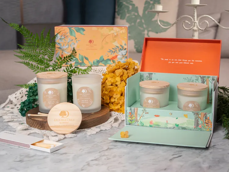 「逸起放暑假」專案入住賓客，可以999元特價，加購原價1680元的「香遇逸林」香氛蠟燭禮盒。台北中山九昱希爾頓逸林酒店提供