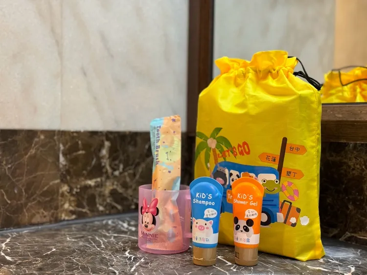 6/30前預訂台糖長榮酒店(台南)「酷夏七淘趣」標準雙人房3399元起含早餐，加碼送一位12歲以下不佔床兒童入住含早餐、兒童盥洗包、大廳酒吧夏日特調飲品、私房吃貨地圖卡。業者提供