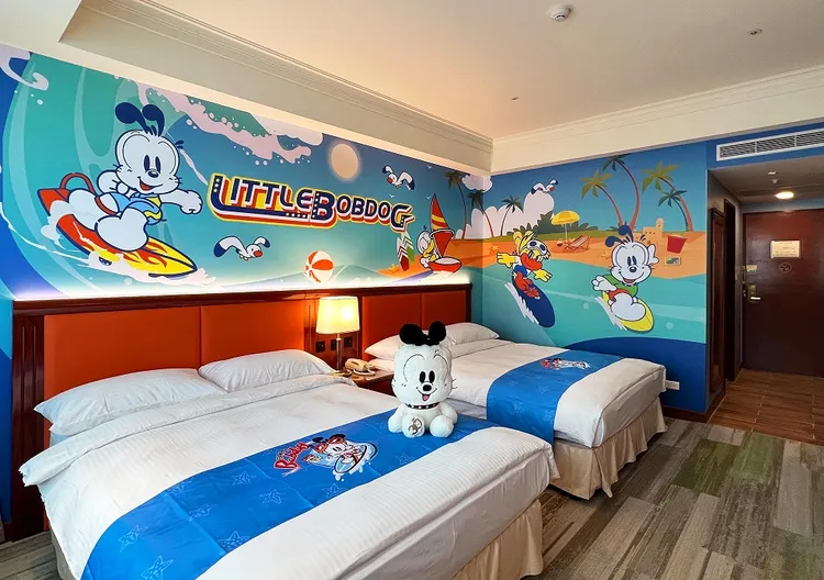 長榮桂冠酒店(台中)與巴布豆聯名打造17間主題房，暑假期間專案價5999元起含四客早餐。業者提供