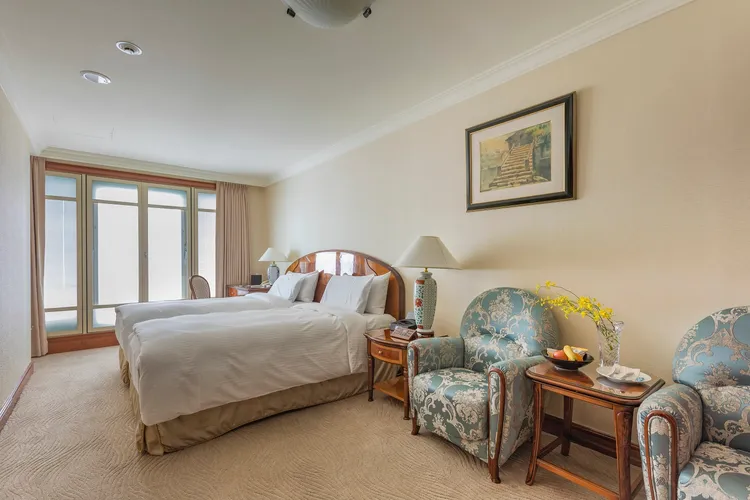 長榮桂冠酒店(台北)推出軍公教及65歲以上銀髮族專案，平日入住雙人房4488元含2客早餐，退房時還能免費外帶咖啡乙杯。業者提供