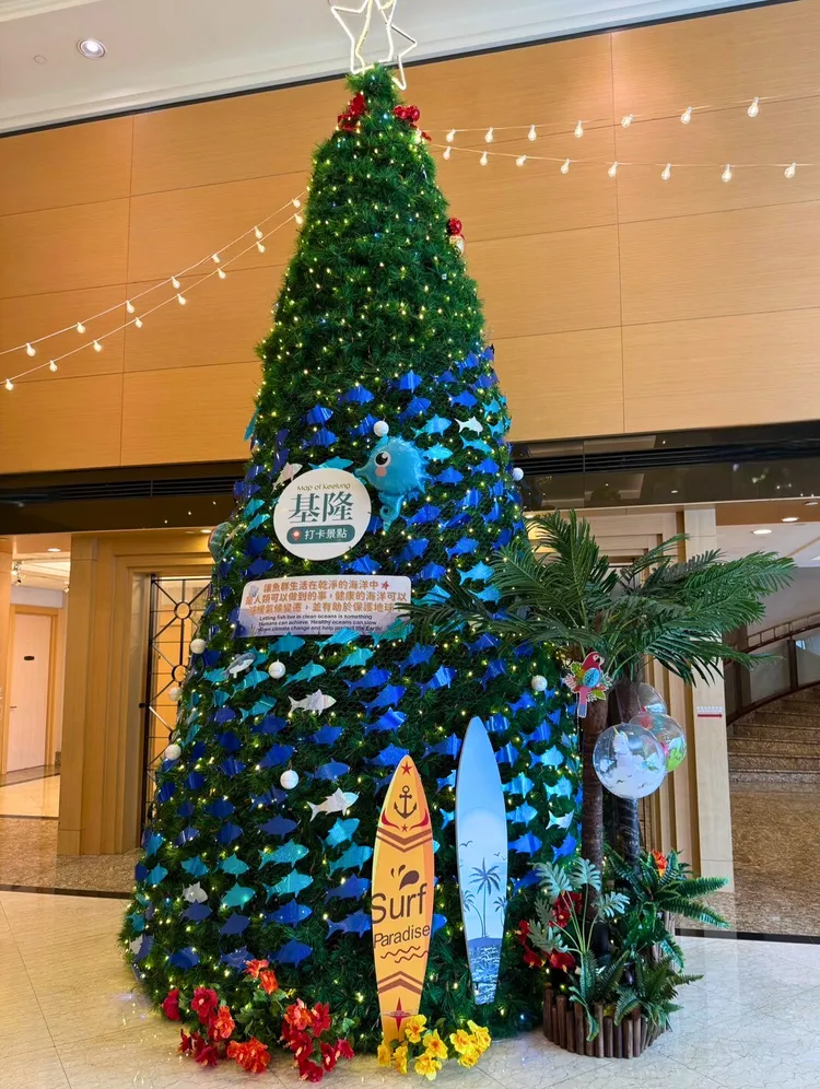 位於基隆港邊的長榮桂冠酒店(基隆)打造熱帶島嶼風主題迎接暑期旅客。下榻的旅客可獲得勇闖熱帶島嶼任務卡，完成守護海洋等挑戰任務，可兌換免費霜淇淋或爆米花。業者提供