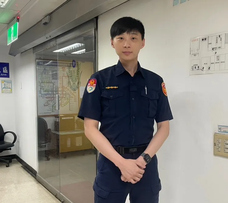 捷警隊第一分隊警員吳岡諾成功協助外籍夫妻倆平安團聚，旅客對警方積極熱心的服務表達由衷感謝。警方提供