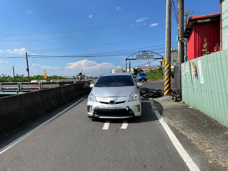 屏東縣萬丹鄉11日上午8時許發生汽機車車禍，22歲曹姓男大生送醫不治。民眾提供