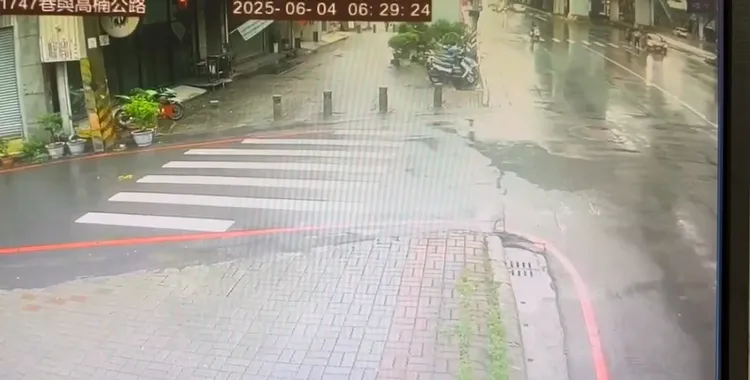 休旅車駕駛下車短暫關切學生。翻攝畫面