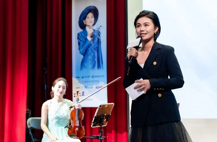 朱海君照常上工，看似不被老公NONO判決影響。鳳飛飛故事館提供