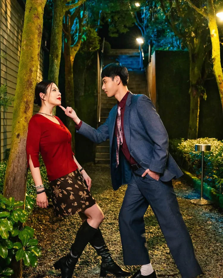 劉品言（左）與連晨翔在MV兩小無猜。華納音樂提供