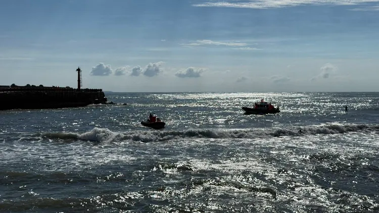 消防局救援戲水民眾溺水，尚有1人搜尋中。翻攝畫面