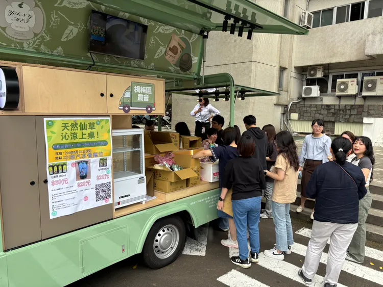 中華汽車特別引進「媽媽桃」與仙草茶直送廠區，並邀請彩繪行銷車進駐楊梅廠展示，吸睛外觀引發員工熱烈關注，也有效帶動楊梅區農會仙草產品銷售佳績。業者提供