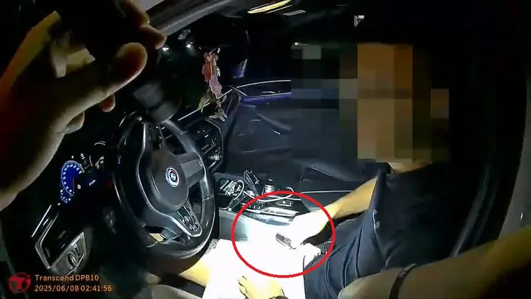 刺青男逆向停在馬路中間，神智不清，手上還拿著「喪屍煙彈」。民眾提供