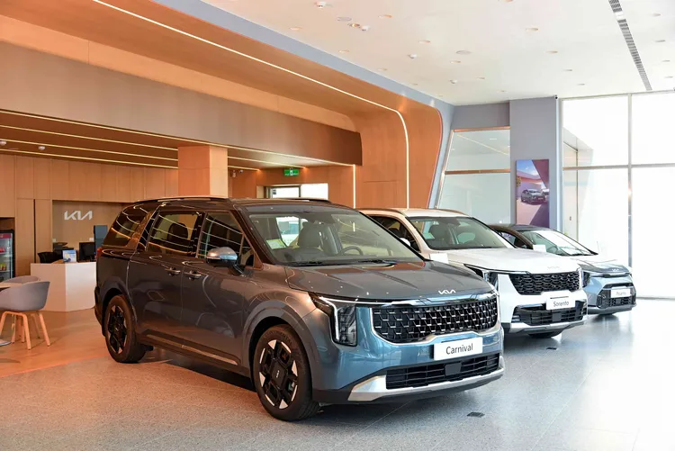 台中沙鹿3S展示中心室內透過大量的木質色調營造溫暖的舒適空間，車主賞車或維修保養，還能享用專人提供的星巴克咖啡服務。業者提供