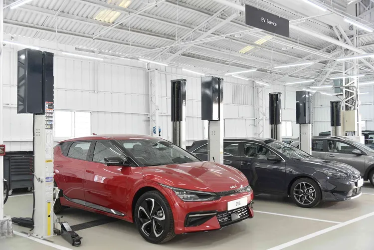 Kia台中沙鹿3S展示中心的服務廠區設有5個維修工位，並設立電動車專屬維修區，提供大台中及海線區域全面性的保養維修服務。業者提供