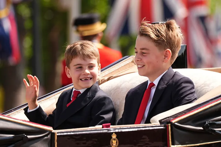 路易小王子（左）露出缺牙笑容相當可愛。美聯社