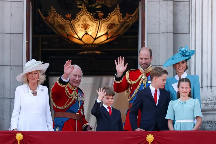 英皇室成員站在白金漢宮陽台觀賞皇家空軍飛行表演。路透