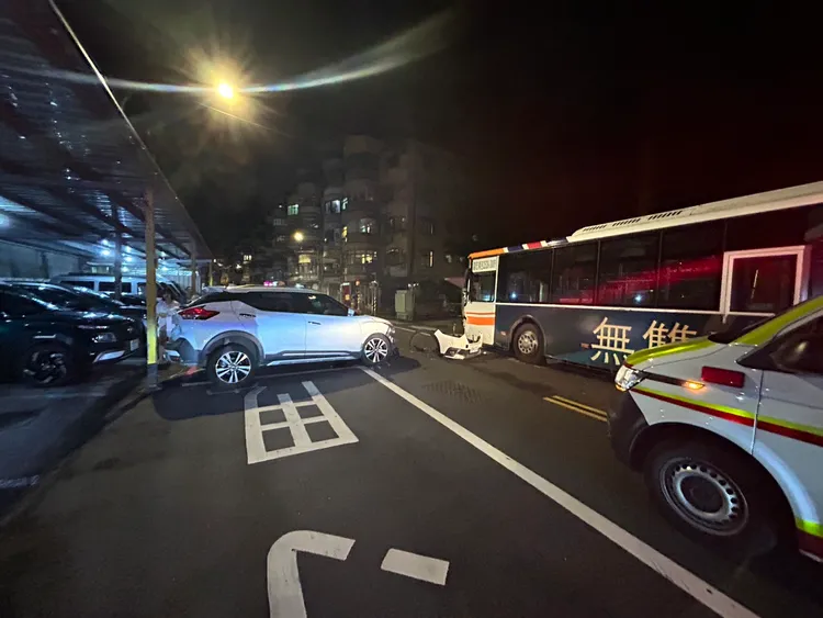 潘女恐因未注意車前狀況釀成車禍，要負起理賠責任外，也將會被警方開罰。翻攝畫面