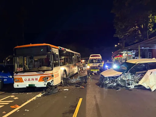 新店女駕駛「精神不濟」闖對向車道 猛撞公車後驚魂醒來奇蹟般無傷