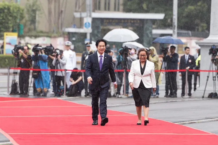 軍禮期間正好碰上大雨，兩人只能冒雨走紅毯檢閱三軍樂儀隊。總統府提供