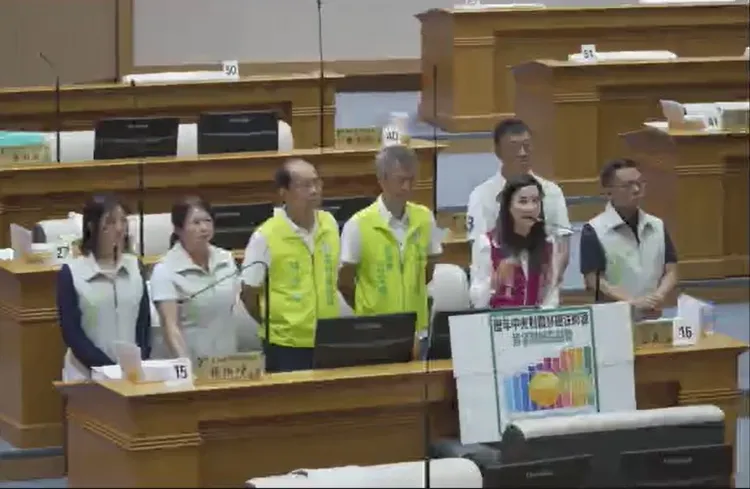 雲林縣議會民進黨團11日質詢時，替行政院刪除一般性補助款護航。取自議會直播