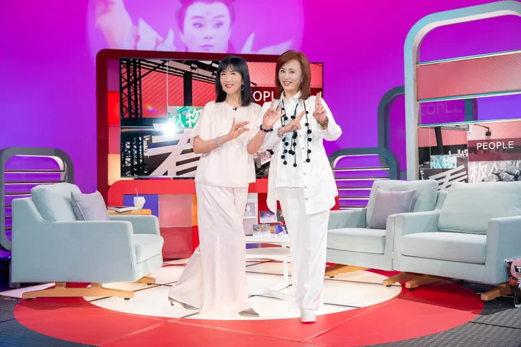 孫翠鳳（右）表示，雖自己身為指標性代表人物，但頭銜對她來說並不重要，左為方念華。TVBS提供