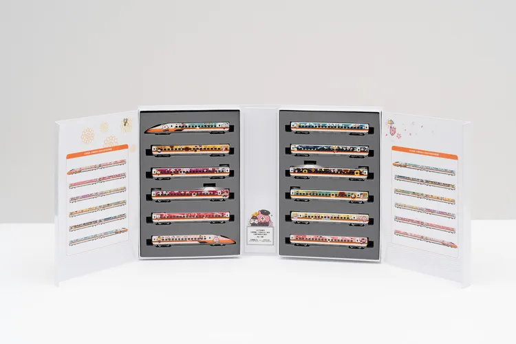 「花見版」高鐵彩繪列車模型12輛組，購買即贈高鐵會員TGo點數2萬點。高鐵提供