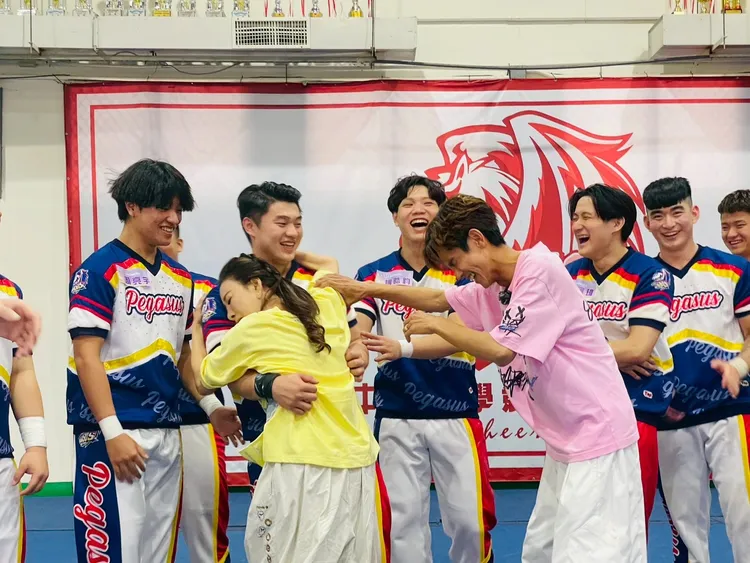 楊繡惠（左二）看到青春洋溢小鮮肉，直接撲入懷中。民視提供