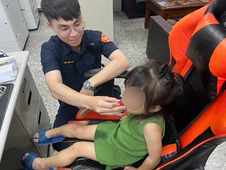 警員安撫女童。龜山警分局提供