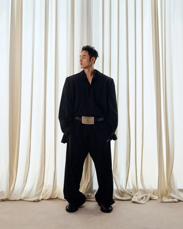 阮經天身著BALENCIAGA秋季25系列LK18服裝搭配Monday休閒運動鞋。品牌提供