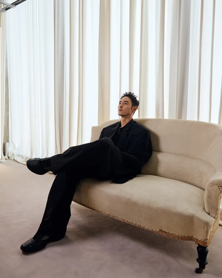 阮經天身著BALENCIAGA秋季25系列LK18服裝搭配Monday休閒運動鞋。品牌提供