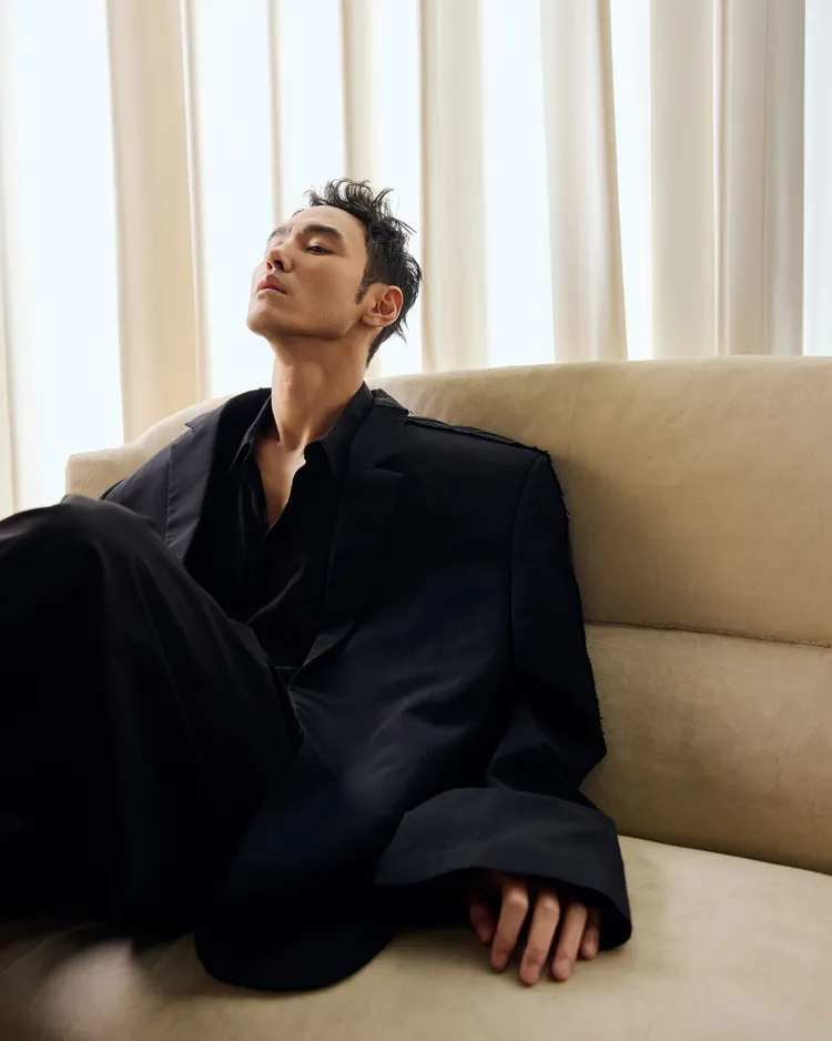 阮經天身著BALENCIAGA秋季25系列LK18服裝搭配Monday休閒運動鞋。品牌提供