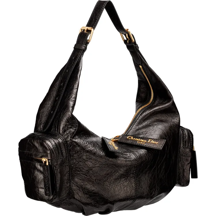 Dior Grand Tour黑色縐褶小牛皮多口袋小型包款，15萬元。品牌提供