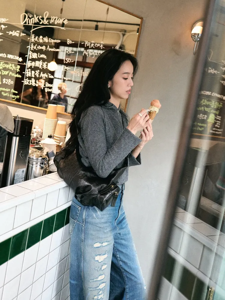 陳庭妮背上Dior Grand Tour多口袋旅行包。翻攝陳庭妮IG